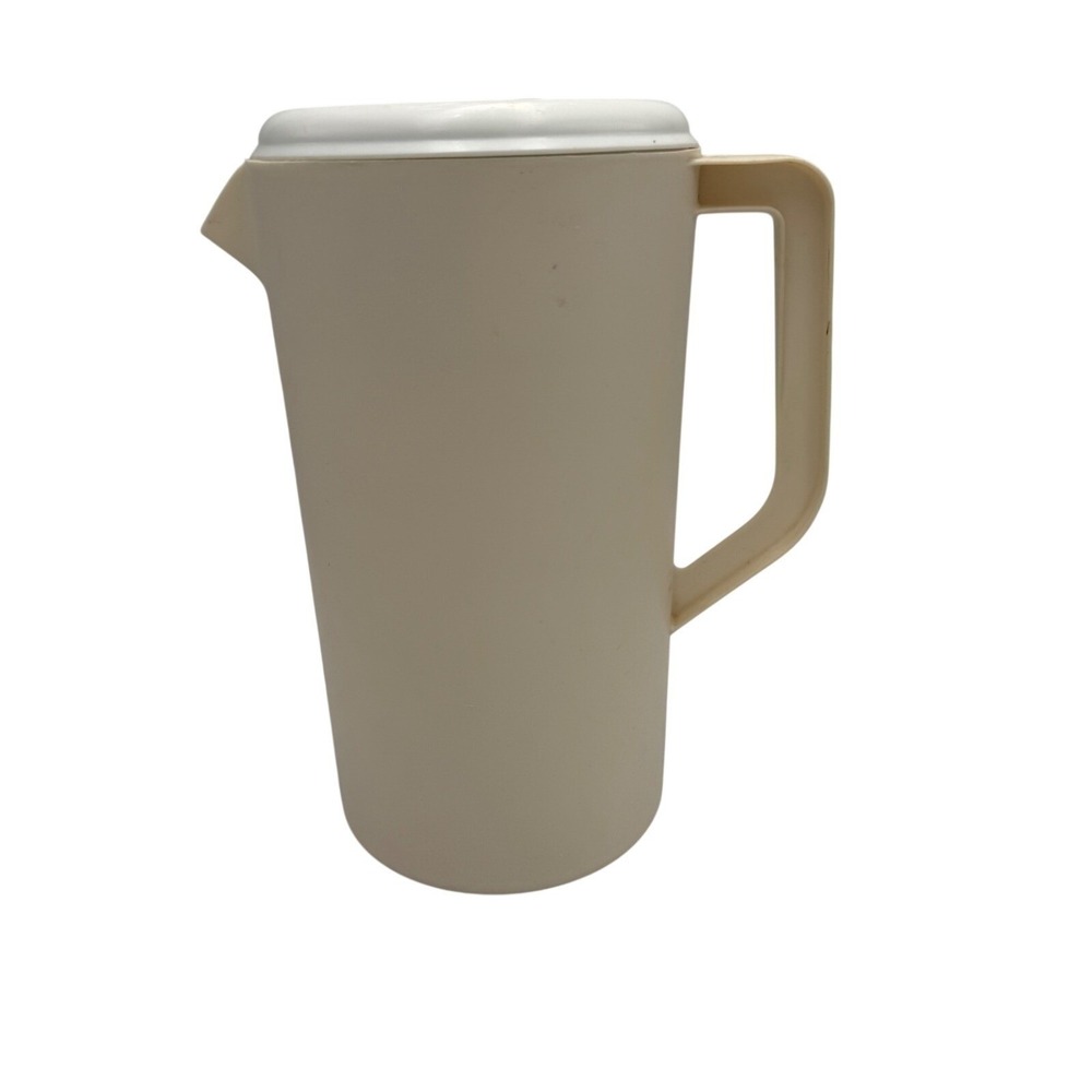 Vintage Rubbermaid Pitcher 2.25 Quart Almond Beige 2129mL Plastic Lid 2445 Retro